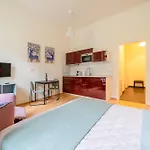 Historic City Center Deer Suite By Rentez