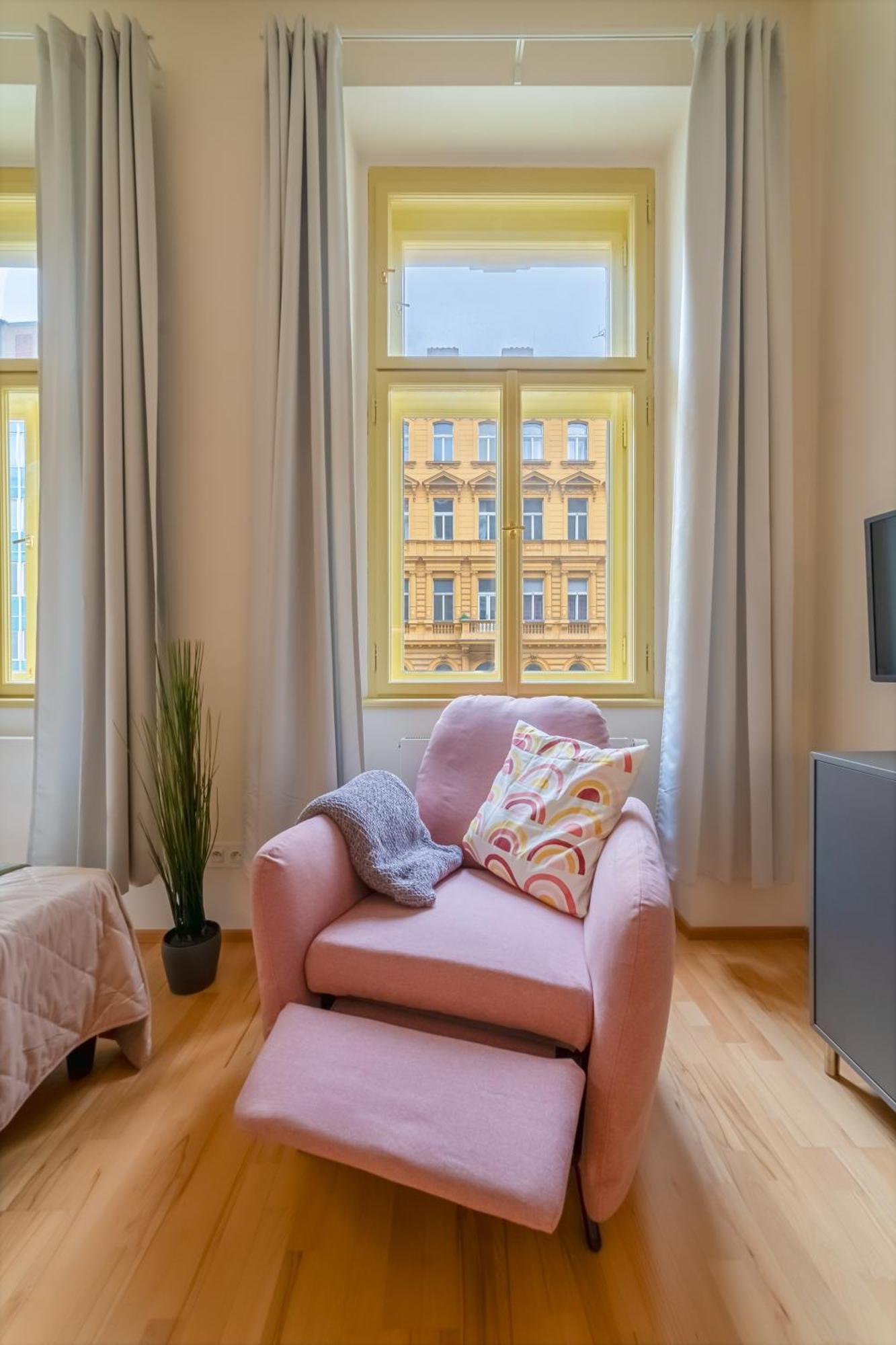 Apartment Historic Center Deer By Rentez Prague